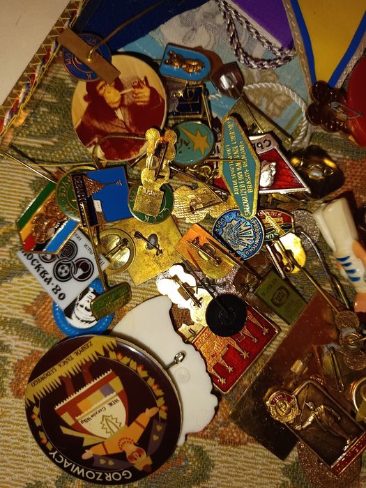 Стари футболни и други флагчета + колекционерски значки