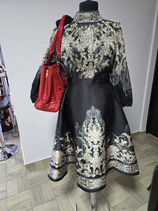 Geanta roșie, piele naturala lacuita și material matlasat;