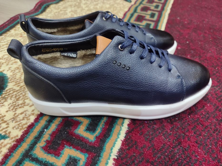 Brendvi yangi OYOQ KIYIM Sotiladi