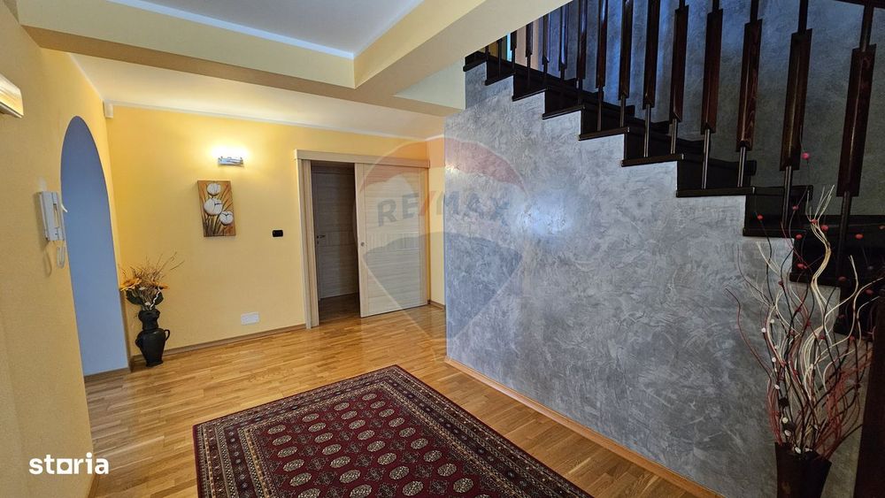 Casă / Vilă de lux cu 8 camere de vânzare in Obcini, Suceava
