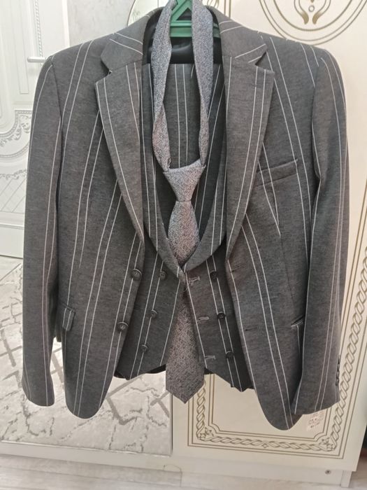 Продам костюм тройку