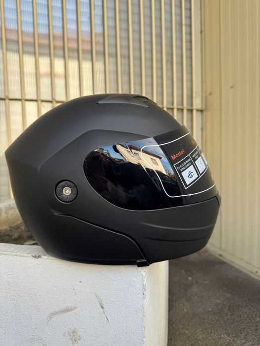 Casca flip-up cu viziera neagra si ochelari de soare negru