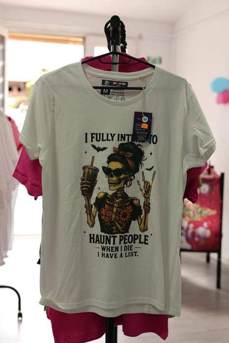 Tricou alb pentru femei – perfect pentru cele cu umor și atit