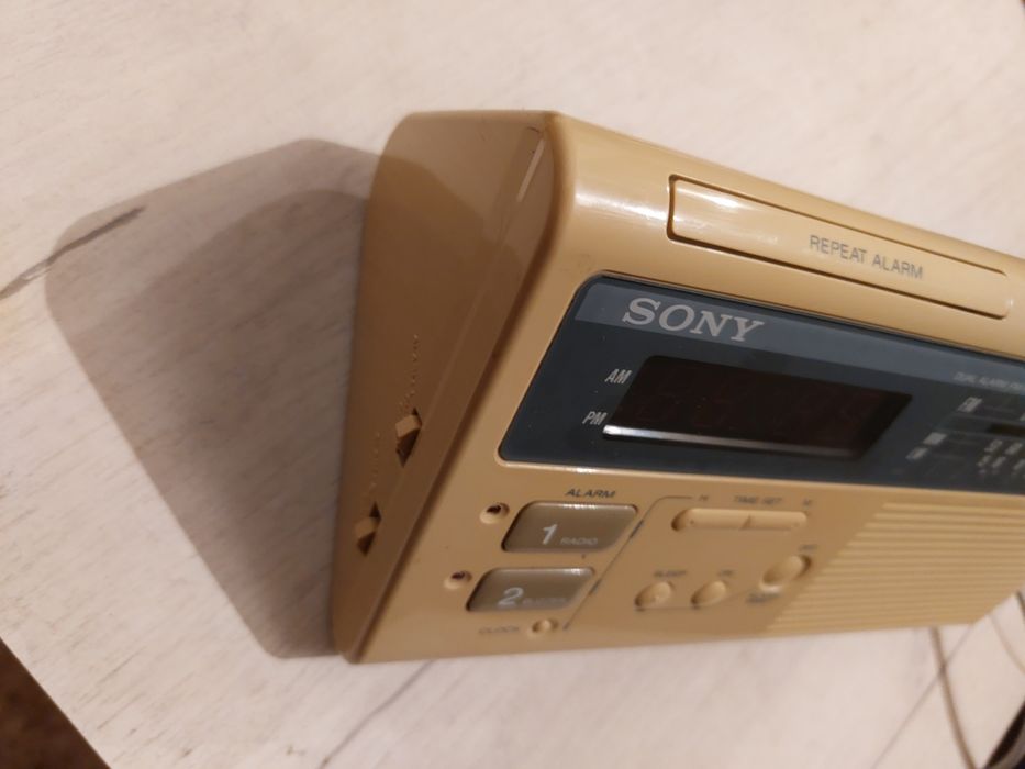 Vand Radio  Ceas  Sony cu Alarma