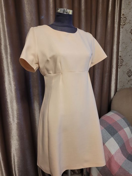 Платье для стройной девушки с тонкой талией.