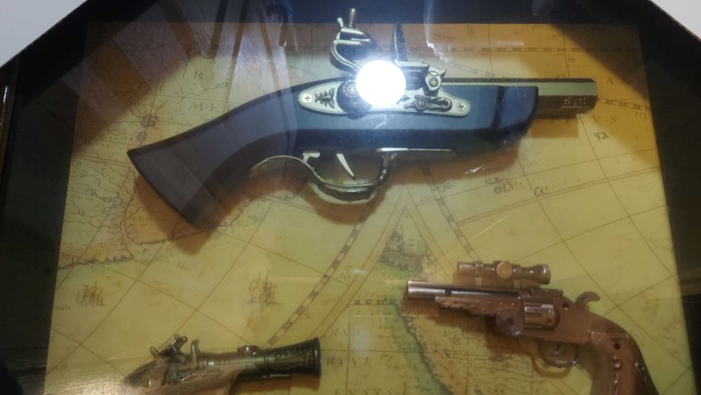 Panoplie tablou arme 3 pistoale si harta