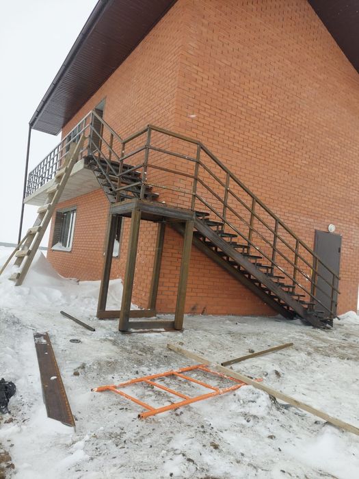 Антресоль .Антресольный этаж. Лестница.