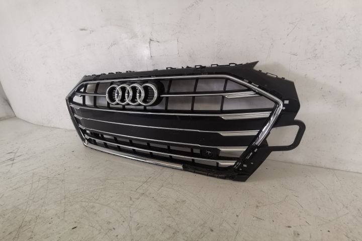 Ауди А4 / Audi A4 Оригинална централна решетка на радиатора в добро съ