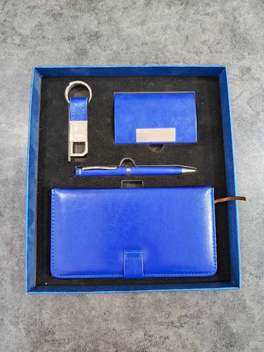 Подарочный набор 4 в 1 — ежедневник, ручка, органайзер