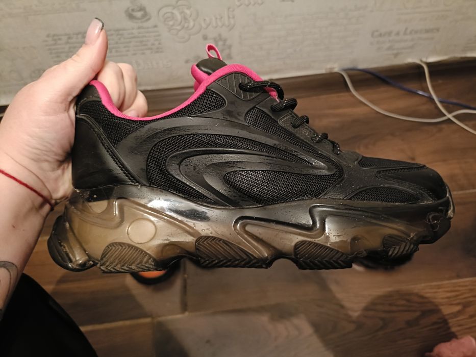 Женские кроссовки