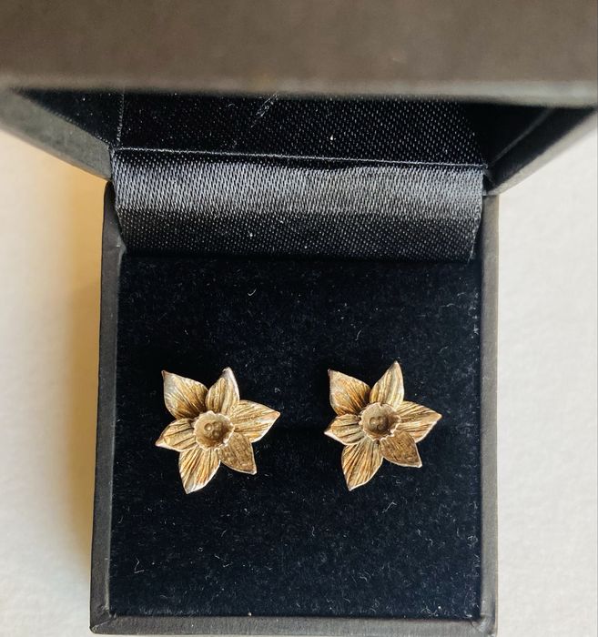 Cercei din argint in forma de floare-narcisa