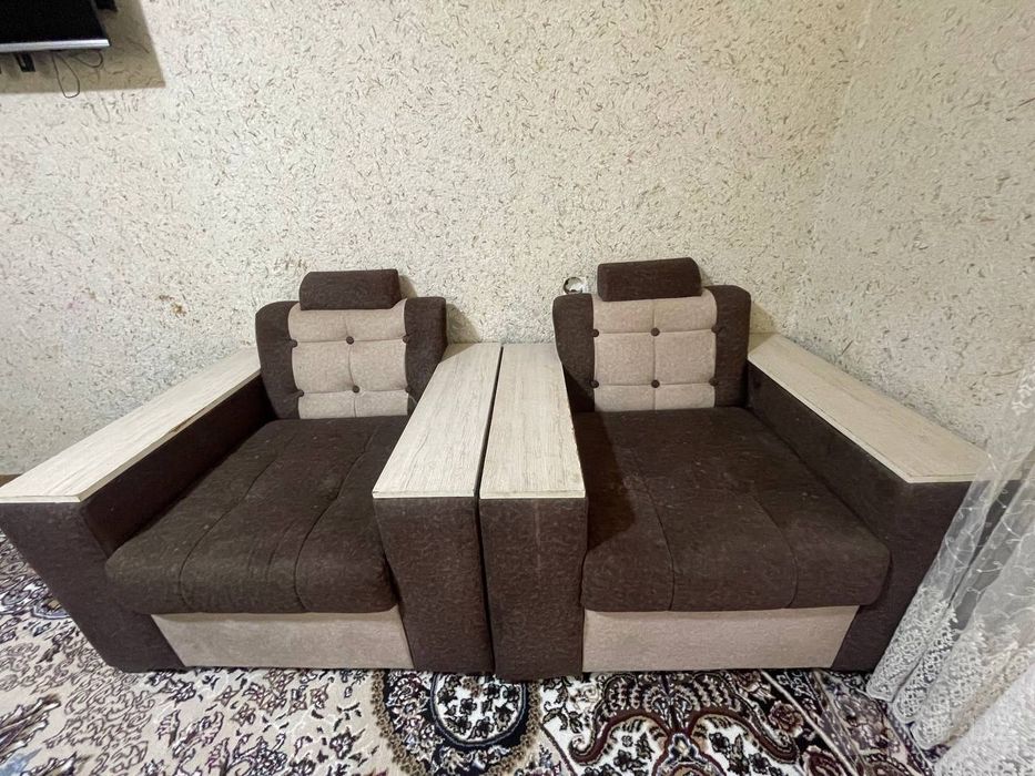 Yumshoq mebel to'plami: Divan, 2 kreslo, 2 pufik va stol