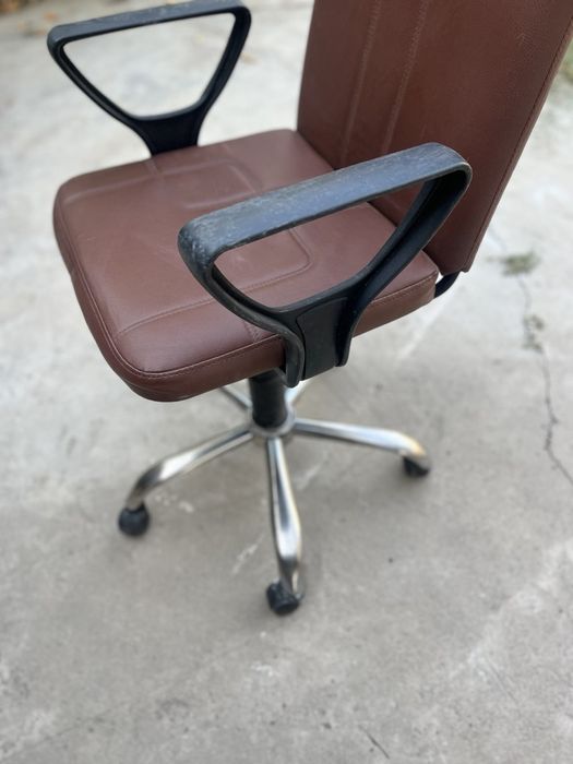 Офисное кресло..