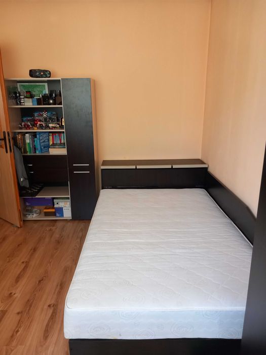 Продава се библиотека