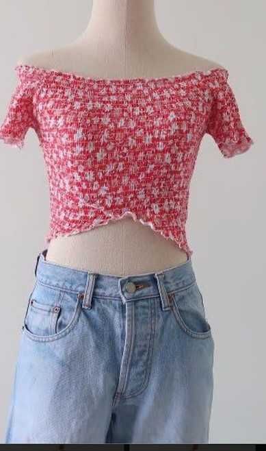 Top Supre,marimea M si L dar merg mai mic,noi cu eticheta