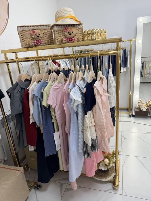 Продам стойку для бутика с двойной полкой