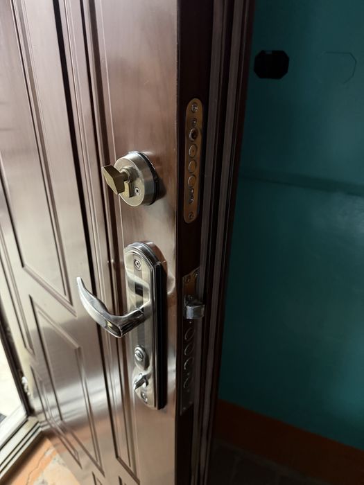 Продам входную дверь