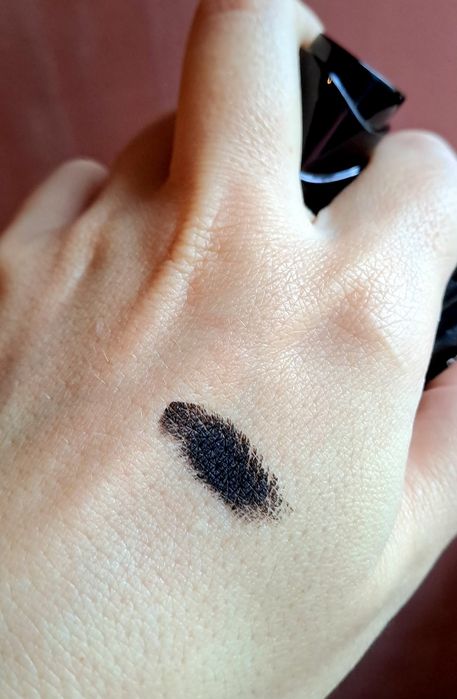 Ruj gothic negru rezistent sheglam nuanta mata