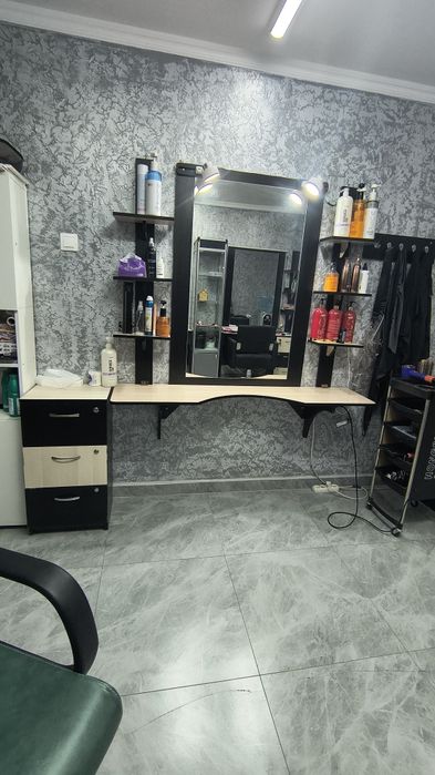 Продам парикмахерские зеркала, с тумбой, полками и подсветкой