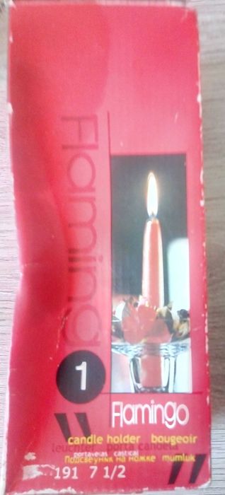 Стъклен свещник тип бокал с декорация от изкуствени цветя