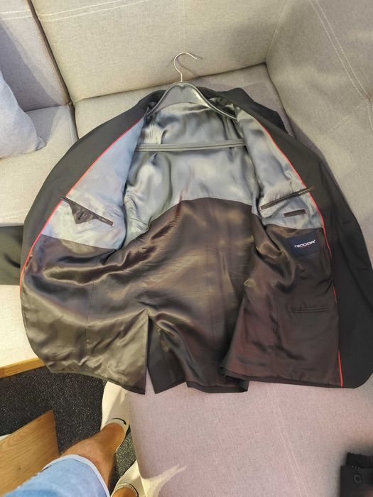 Костюми - черен и тъмно сив