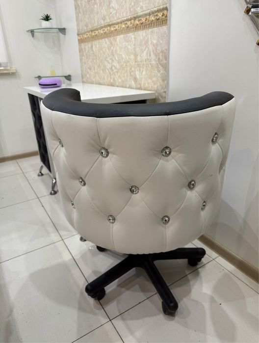 Продам маникюрный стол и кресло