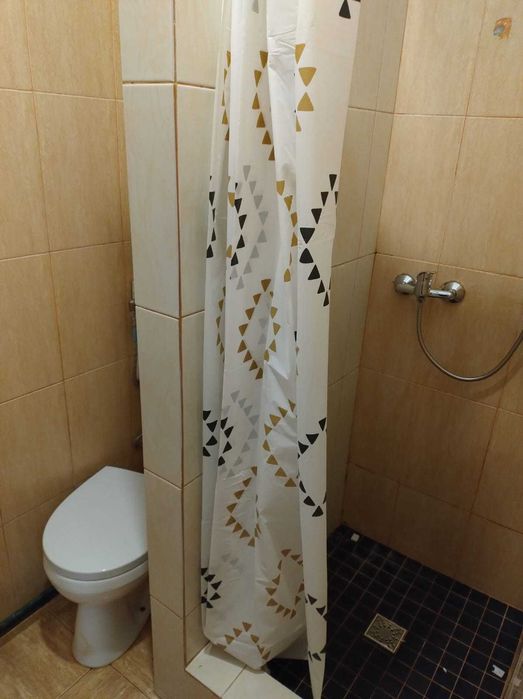 Închiriez  1 cameră 600 lei /lună/cheltuieli incluse -  în apartament 4 camere decomandat