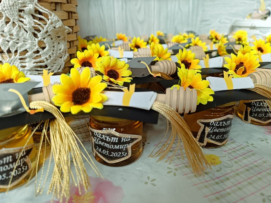 Подаръчета за гости бурканчета с мед за абитуриентски бал и други