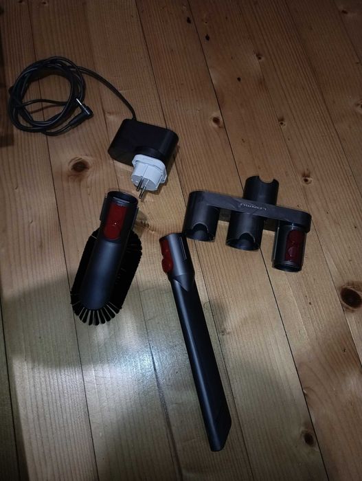 Много добра Dyson V10 безжична прахосмукачка пълен комплект