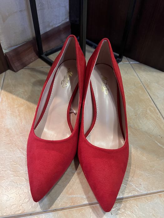 Елегантни червени обувки