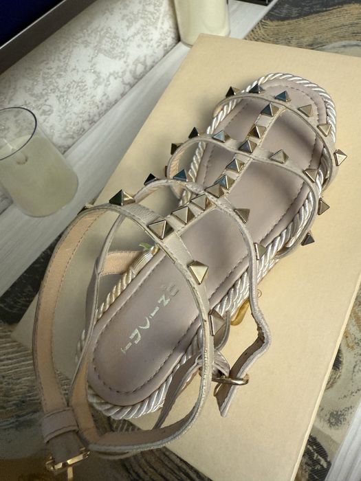 Продам босоножки натуральная кожа.