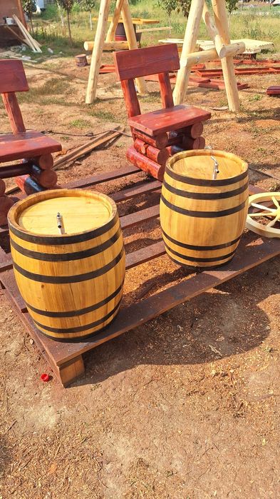 Mese și butoaie din lemn