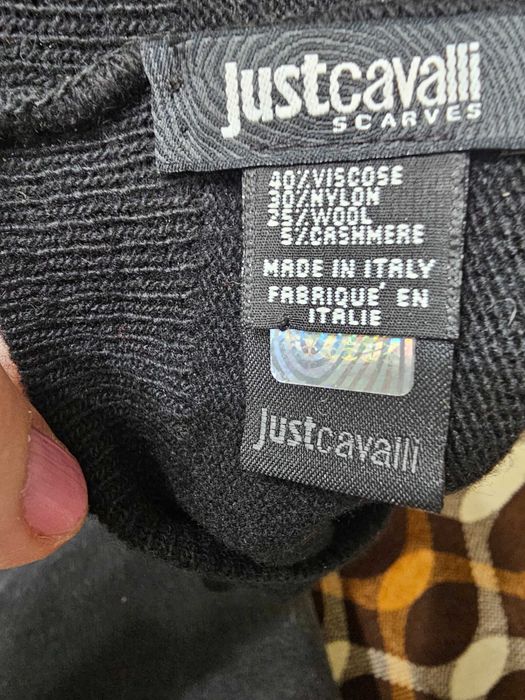 Căciulă  Just Cavalli neagră cu logo din strasuri – mărime universală