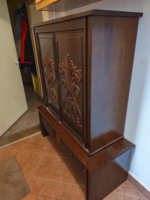 Dulap vechi de sufragerie. Bonus dulap cu vitrina