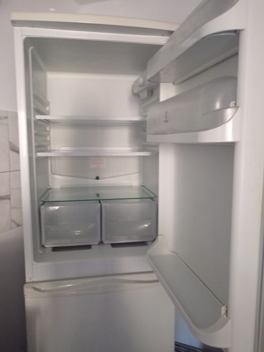 Vând frigider Indesit