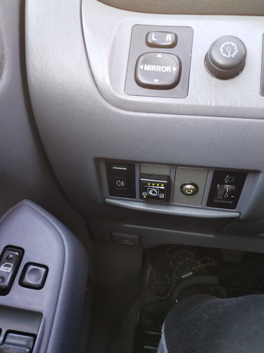 Продавам Тойота Рав 4