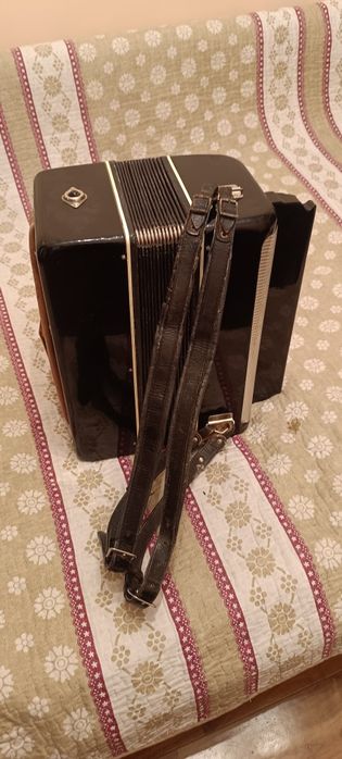 Срочно продам трех рядный баян!