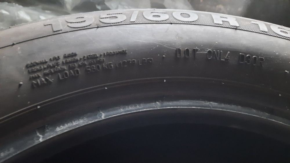 Vand cauciucuri cu uzura foarte mica de iarnă. Vară