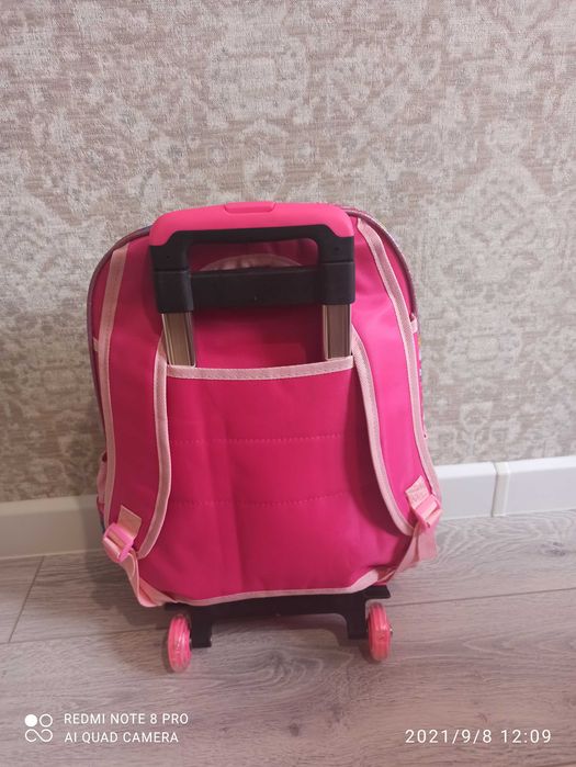 Рюкзак на колесиках для девочки.