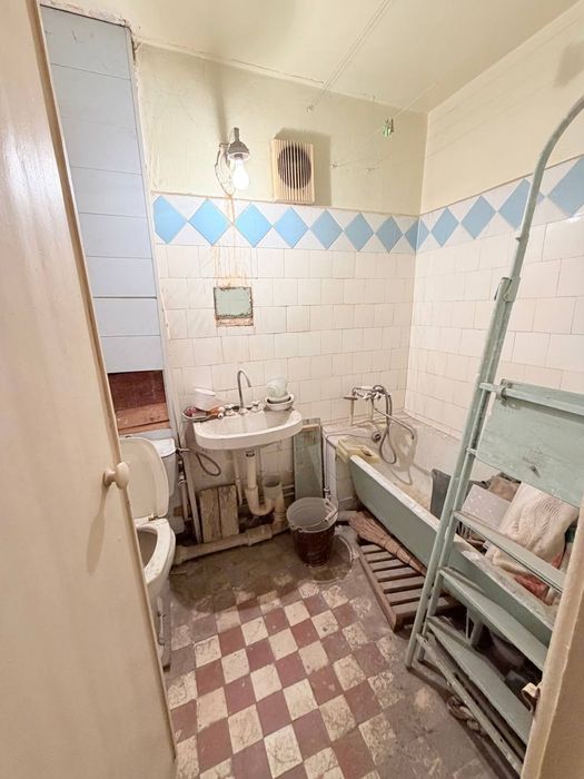 Чиланзар -9 квартал 2-х комнатная, кирпич