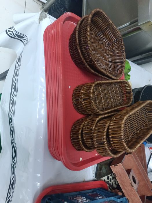 Тумба с раковиной, посуда, люстры