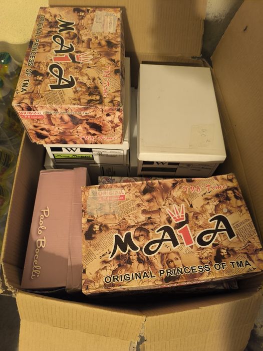 Цял кашон с дамски обувки 16-17 броя