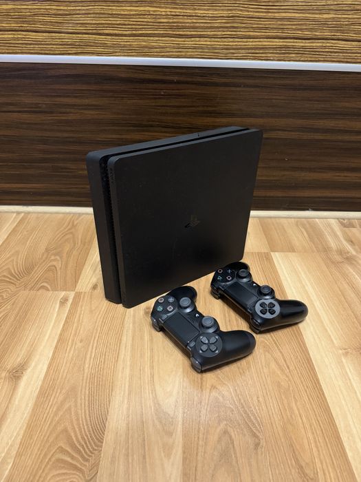 Playstation 4 slim с 33+ игри и два джойстика