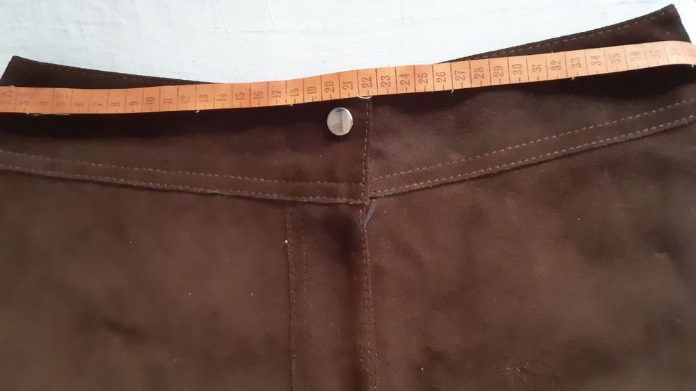 Pantaloni scurți piele naturală .