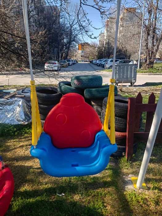 Детска люлка и пързалка
