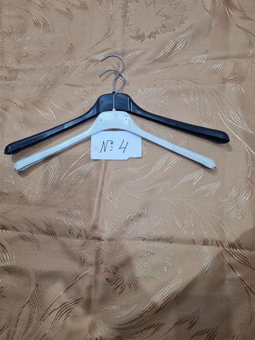 18ст.бр.  Пласмасови закачалки за дрехи широко рамо бройката струва 0