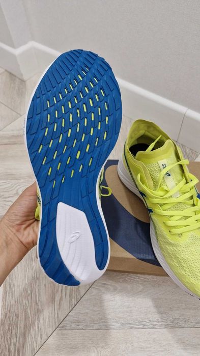 Новые кроссовки ASICS