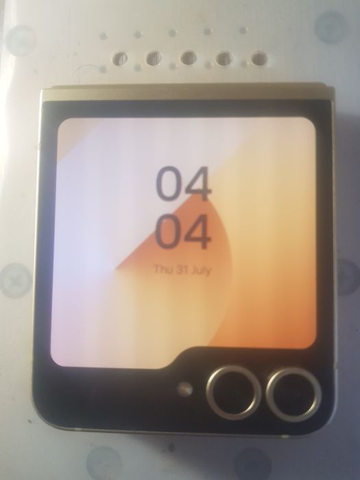 Прродавам Samsung Zflip 6  256gb.за части..златист с кутия