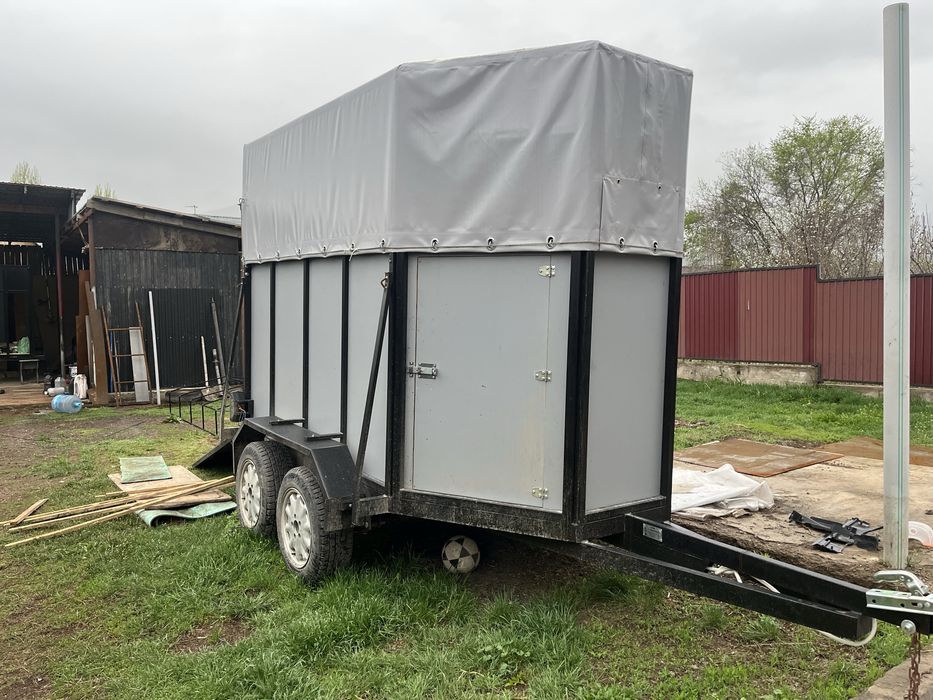 Коневозка, прицеп, скотовоз.