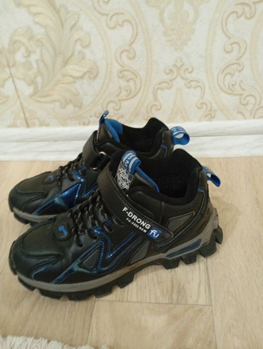 Продам зимний  кросовки с мехом очень теплой размер 37